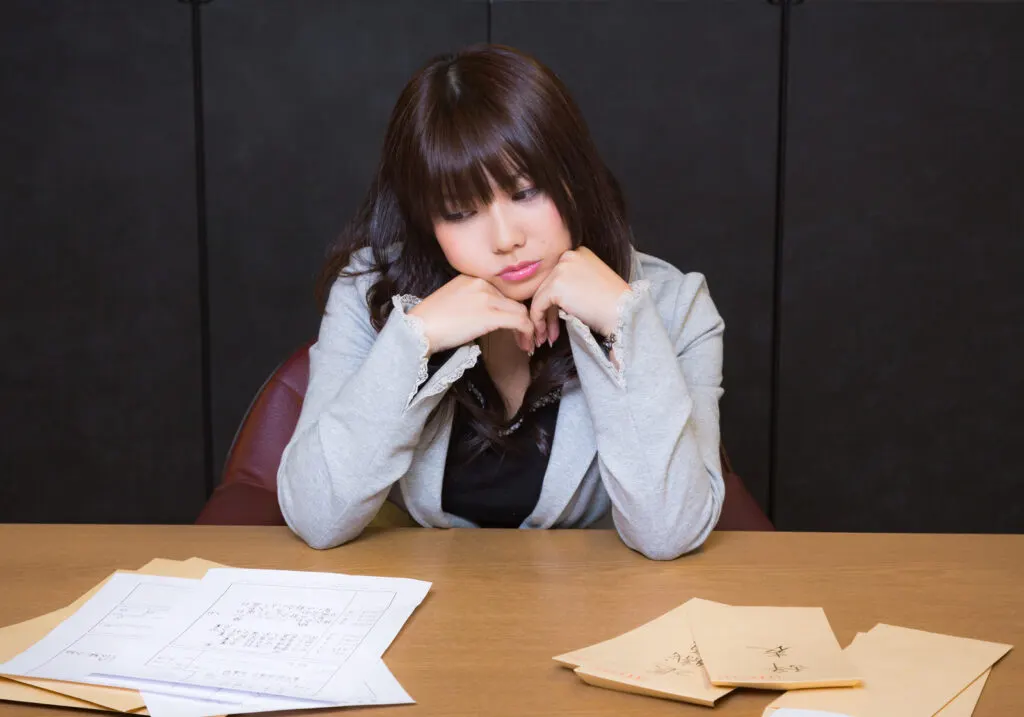 悩む女性