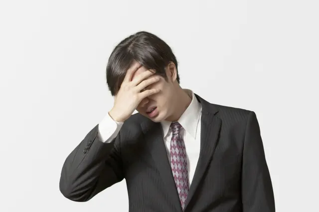 頭を抱える男性